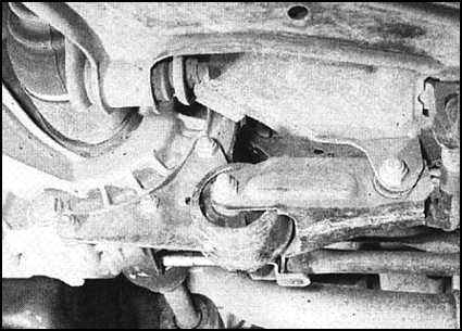 Ремонт и эксплуатация автомобиля Skoda Felicia с 1994 г. -Проверка состояния и замена резиновых подушек опор подвески силового агрегата