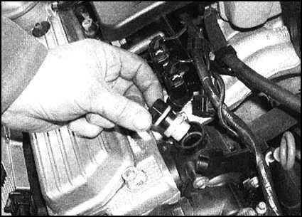 Ремонт и эксплуатация автомобиля Skoda Felicia с 1994 г. -Проверка исправности функционирования, снятие и установка электрических выключателей и датчиков системы охлаждения