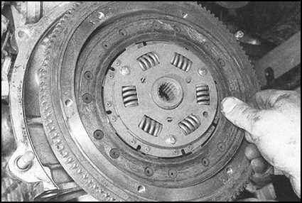 Ремонт и эксплуатация автомобиля Skoda Felicia с 1994 г. -Снятие, проверка состояния и установка сборки сцепления