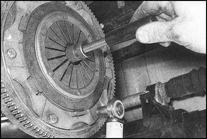 Ремонт и эксплуатация автомобиля Skoda Felicia с 1994 г. -Снятие, проверка состояния и установка механизма выключения сцепления