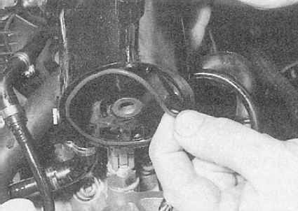 Устройство, обслуживание, ремонт Citroen Xantia (с 1993 г.) -Снятие и установка кожуха термостата/топливного фильтра (дизельные модели)