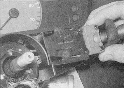 Устройство, обслуживание, ремонт Citroen Xantia (с 1993 г.) -Снятие и установка датчика-выключателя контрольной лампы давления масла